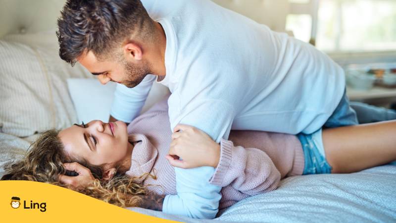 Mann hat mit Ling-App gelernt ich liebe dich auf Arabisch zu sagen zu seiner Partnerin