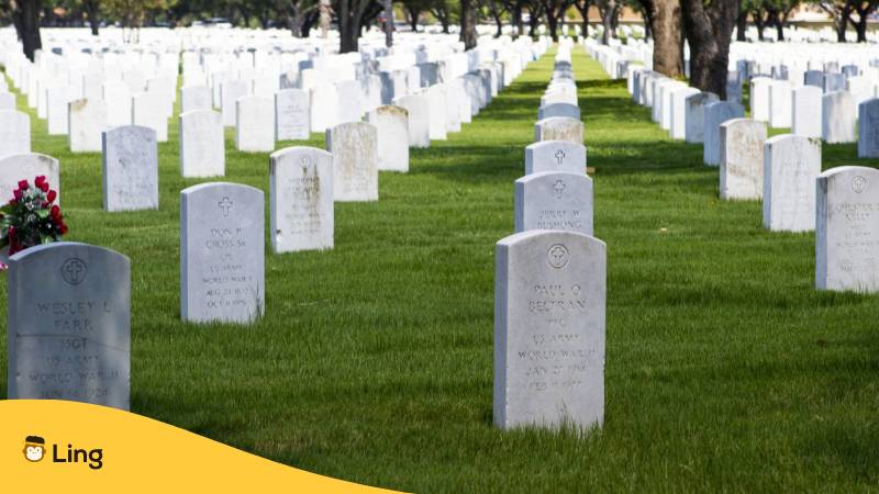 Grabsteine auf einem Friedhof zeigen japanische Sprichwörter über den Tod