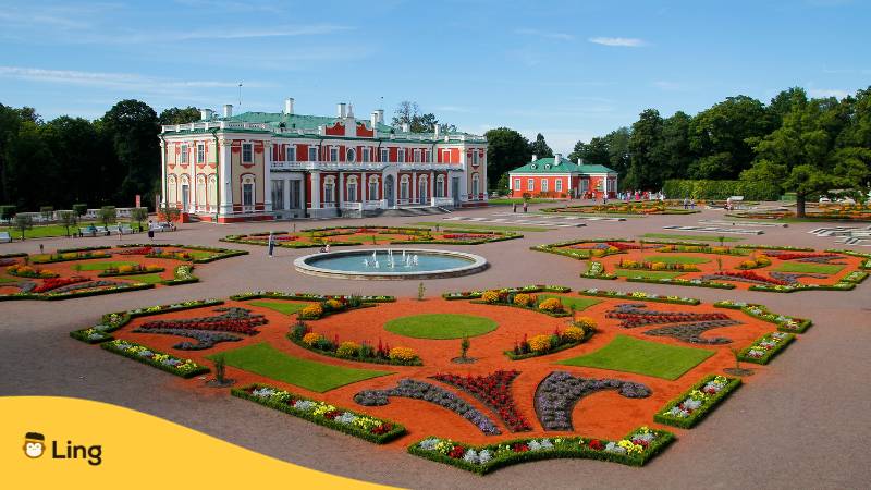 Wunderschön angelegter Garten im Kardriorg Park ist eine der Sehenswürdigkeiten in Tallinn