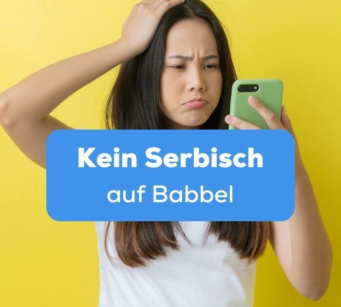 Frau hält Handy in der Hand und rauft sich die Haare weil es kein Serbisch auf Babbel gibt