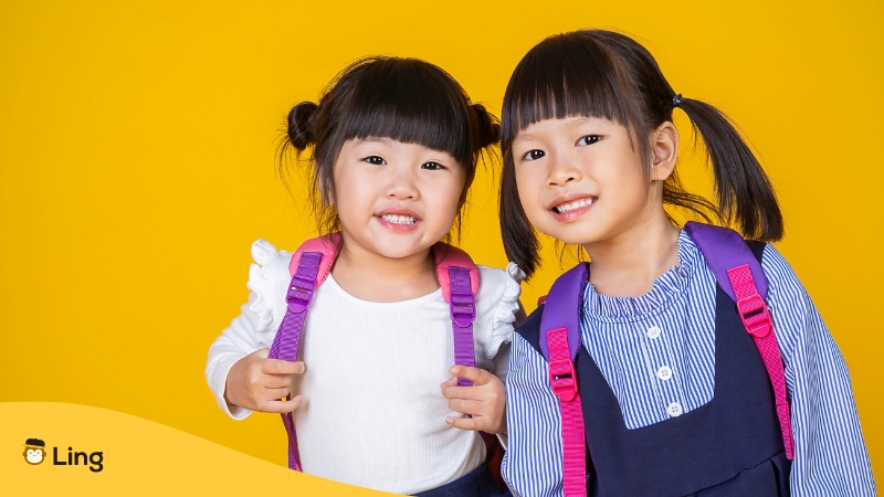 Zwei koreanische Schulmädchen lächeln