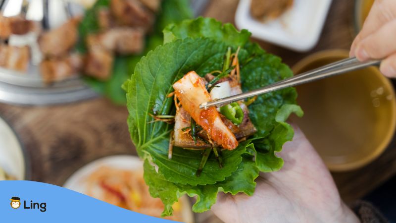 Koreanischer Wrap mit Salatblatt und Schweinefleisch