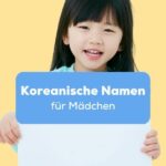 Koreanisches Madchen hält Blatt Papier mit 500 koreanischen Namen für Mädchen in beiden Händen