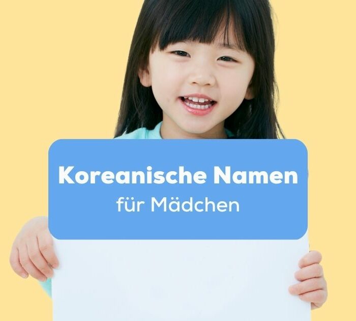 Koreanisches Madchen hält Blatt Papier mit 500 koreanischen Namen für Mädchen in beiden Händen