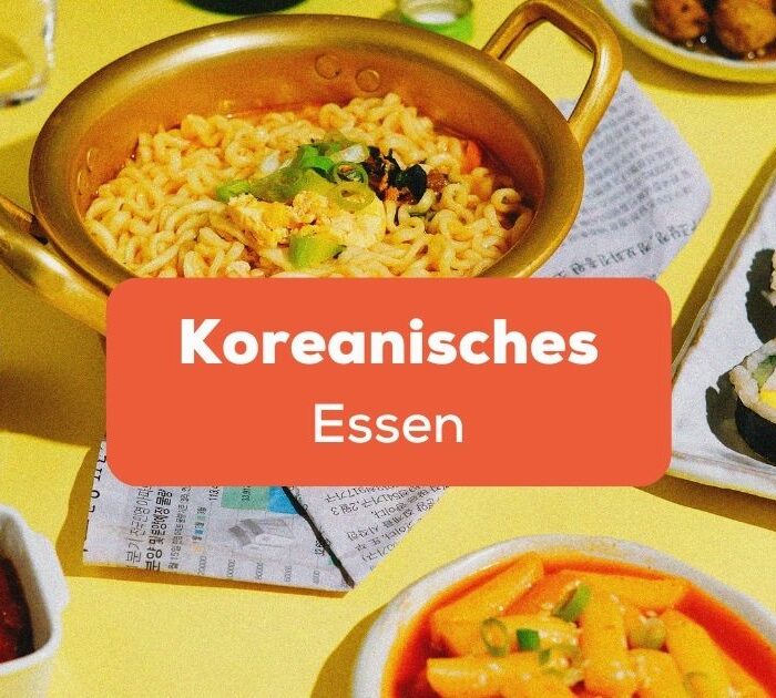 Tisch mit leckeren koreanischen Gerichten und Marinaden und Saucen