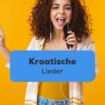 Brünette Frau mit Kopfhörern und hält Handy in der Hand wie ein Mikrofon und singt kroatische Lieder