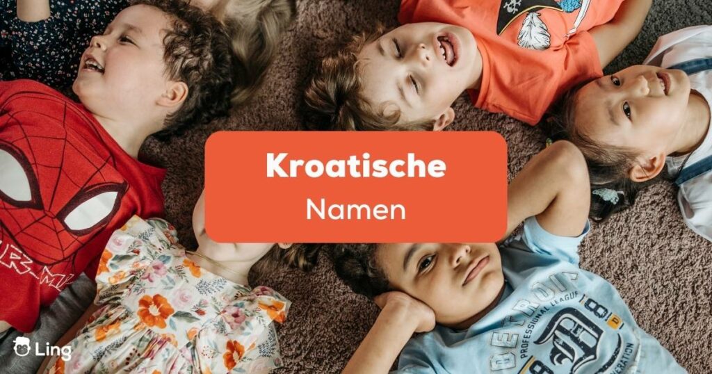 Jungen und Mädchen mit kroatische Vornamen liegen mit den Köpfen zusammengesteckt auf dem Teppich