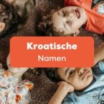 Jungen und Mädchen mit kroatische Vornamen liegen mit den Köpfen zusammengesteckt auf dem Teppich
