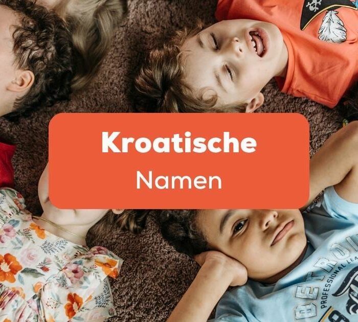 Jungen und Mädchen mit kroatische Vornamen liegen mit den Köpfen zusammengesteckt auf dem Teppich