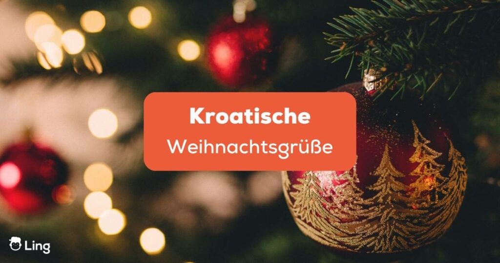 Rote Weihnachtskugeln mit Glitzerdekoration, die an einem grünen Tannenzweig hängen, Kroatische Weihnachtsgrüße