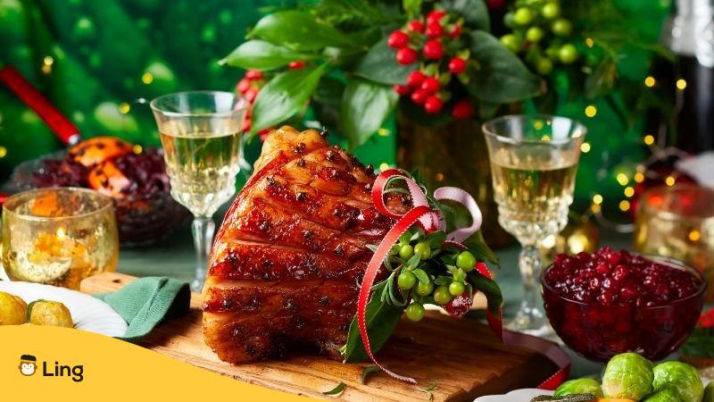 Festtagsbraten auf einem weihnachtlich dekorierten Tisch gehören zu kroatische Weihnachtsgerichte