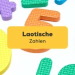 Bunte laotische Zahlen aus Gummi liegen auf einem weißen Hintergrund