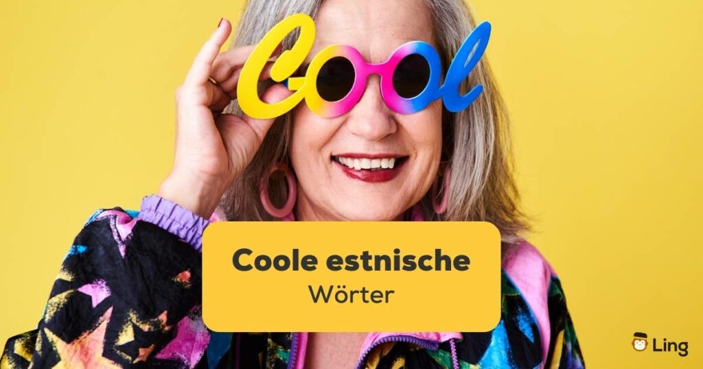 Ältere Frau hat eine Brille worauf cool steht und freut sich mit Ling-App coole estnische Wörter zu lernen
