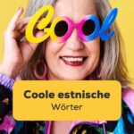 Ältere Frau hat eine Brille worauf cool steht und freut sich mit Ling-App coole estnische Wörter zu lernen