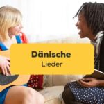 Blonde Frau spielt Gitarre und singt zusammen mit einer weiteren Frau dänische Lieder und lernt damit und Ling-App Dänisch