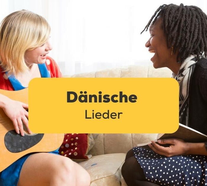 Blonde Frau spielt Gitarre und singt zusammen mit einer weiteren Frau dänische Lieder und lernt damit und Ling-App Dänisch