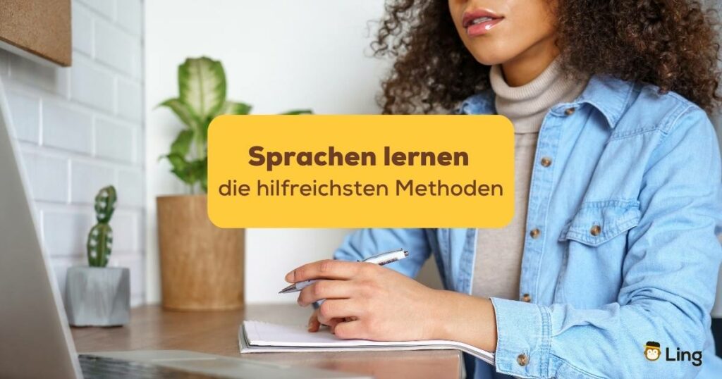Frau sitzt am Schreibtisch und schreibt auf einem Notizblock und lernt über die hilfreichsten Methoden für das Lernen neuer Sprachen mit Ling