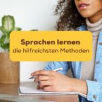 Frau sitzt am Schreibtisch und schreibt auf einem Notizblock und lernt über die hilfreichsten Methoden für das Lernen neuer Sprachen mit Ling