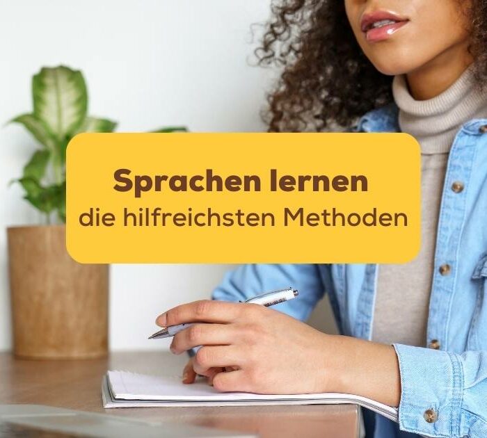 Frau sitzt am Schreibtisch und schreibt auf einem Notizblock und lernt über die hilfreichsten Methoden für das Lernen neuer Sprachen mit Ling