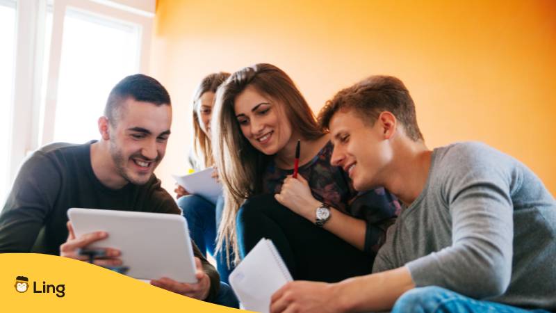 4 Menschen lernen gemeinsam Arabisch mit der Ling-App, die effektivste Methode