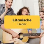 Freundeskreis singt litauische Lieder und spielen Gitarre, um spielerisch Litauisch mit der Ling-App zu lernen