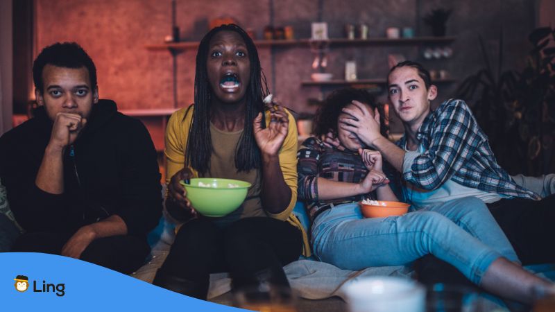 Freunde schauen gemeinsam malaysische Horrorfilme sind zurzeit sehr populär