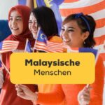 Gruppe malaysische Menschen haben die malaysische Flagge in der Hand