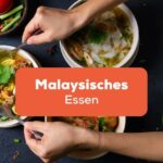 Tisch mit unterschiedlichen Essen in Malaysia