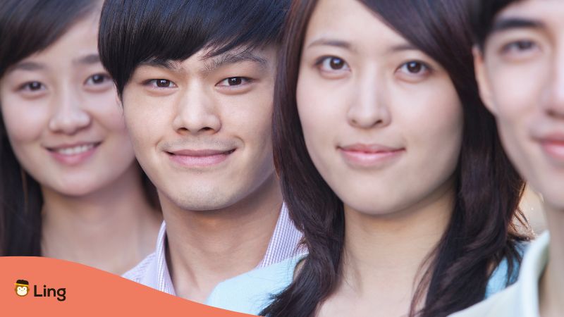 Vier Menschen mit japanischen Vornamen blicken in die Kamera