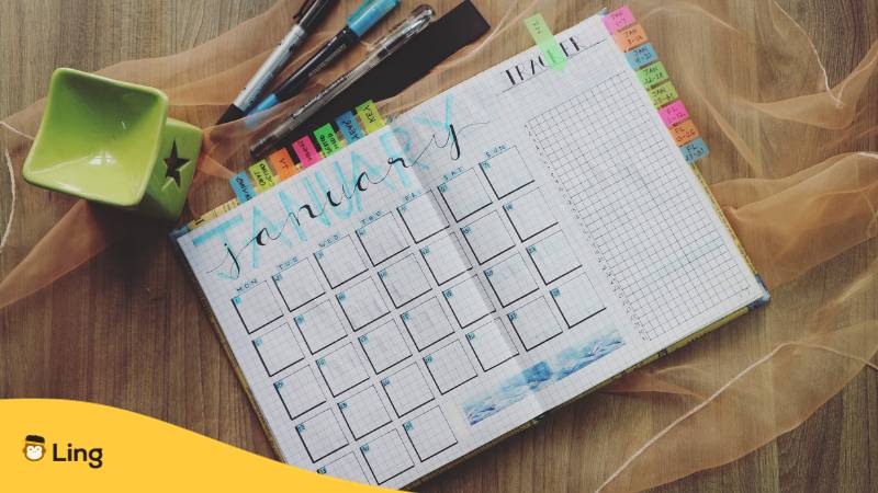 Bunter Kalender mit dem Monat Januar und weiteren Monaten und Tagen zum Lernen auf Bulgarisch