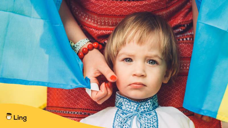 Ukrainischer Junge bekommt von seiner Mutter die Wange gestreichelt, als ein Zeichen der hohen Wertschätzung der Familie in der ukrainischen Kultur