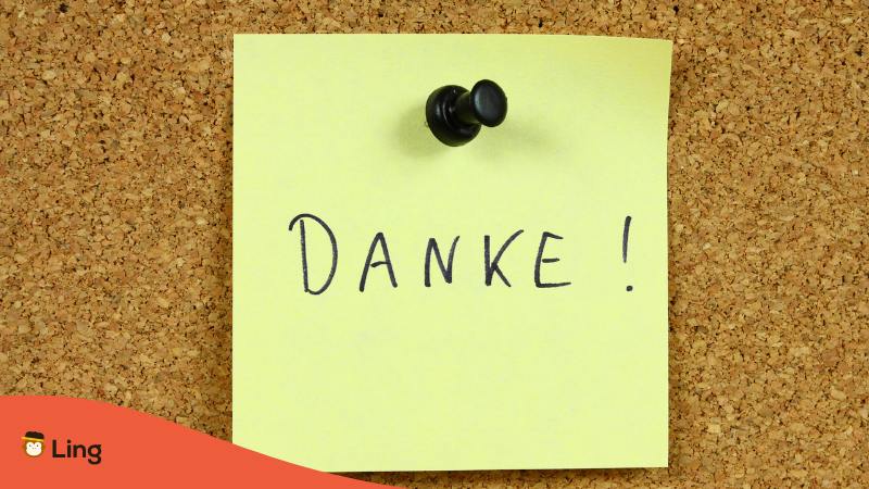 Korkpinnwand mit Notizzettel auf dem Danke! steht