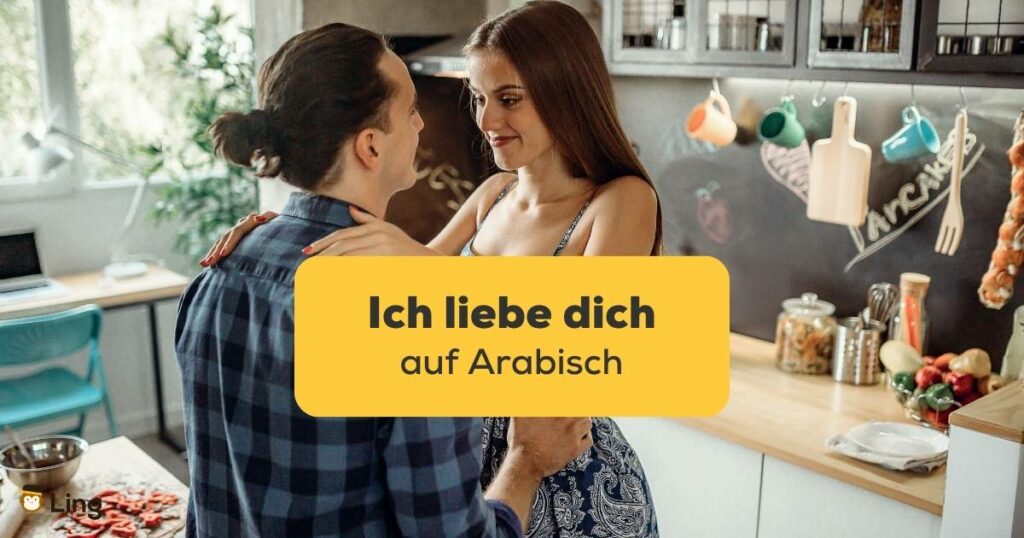 Paar steht in der Küche und möchte sich Ich liebe dich auf Arabisch sagen, nachdem sie es bei Ling gelernt haben