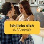Paar steht in der Küche und möchte sich Ich liebe dich auf Arabisch sagen, nachdem sie es bei Ling gelernt haben