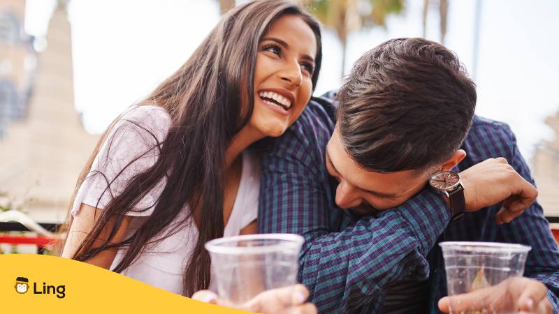 Frau und Mann sind zusammen bei einem Date und lachen gemeinsam über bosnische Witze