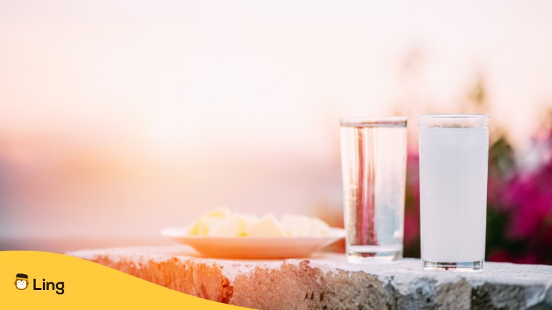 Zwei schmale Glaeser mit Raki