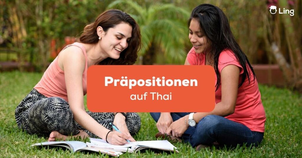 Zwei Frauen sitzen im Gras und lernen zusammen Präpositionen auf Thai mit der Ling-App