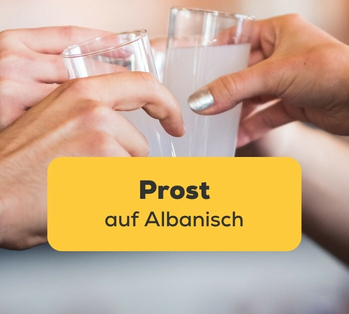 Menschen stossen zusammen mit Raki an, Prost auf Albanisch