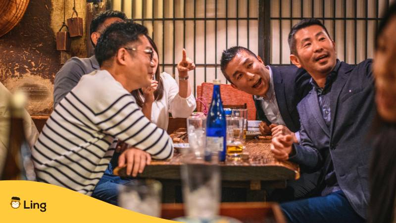 Gruppe Japaner trinken zusammen in einer Bar als Teil ihrer Trinkkultur