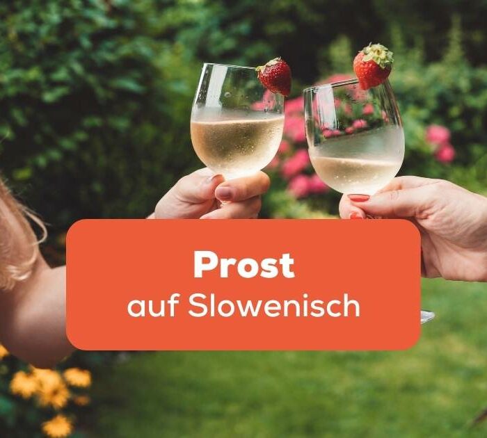 Zwei Frauen stossen mit Sektgläsern in Slowenien an und sagen Prost auf Slowenisch