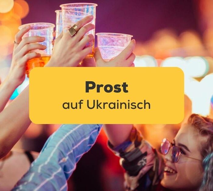 Freunde stoßen gemeinsam an und sagen Prost auf Ukrainisch
