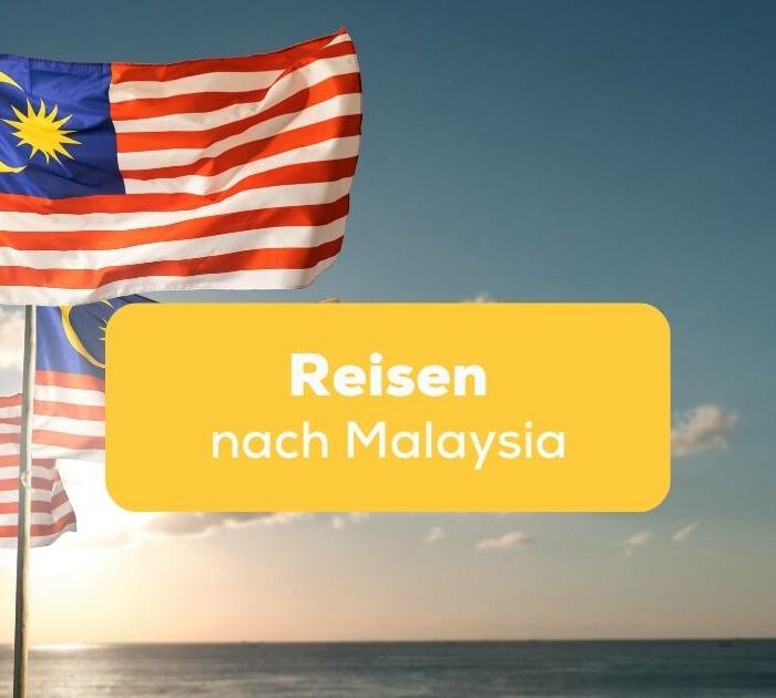 Malaysische Flaggen wehen im Wind bei auf einer Reise nach Malaysia