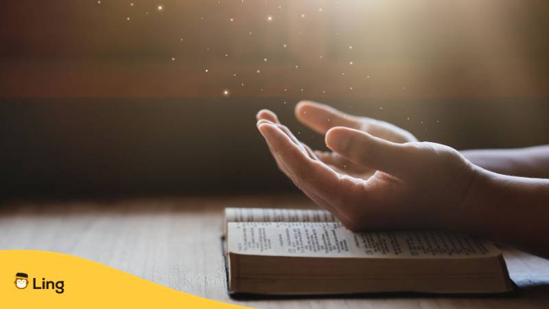 Die Hände betend auf einem Buch geöffnet. Wichtige Religionen in Bulgarien sind das Judentum und der Islam.