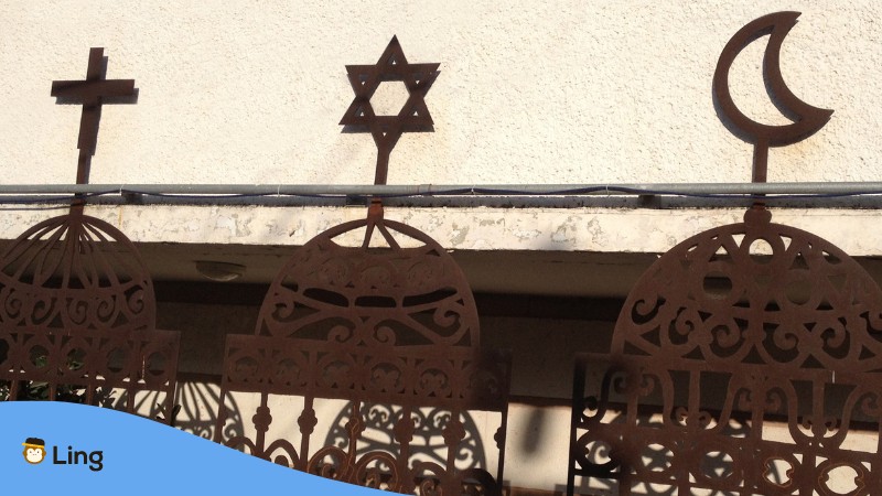 Symbole der weitverbreiten Religionen in Albanien Christentum, Judentum, Islam