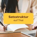 Frau sitzt am Schreibtisch und schreibt in ihr Notizbuch während sie die Satzstruktur auf Thai lernt mit der Ling-App