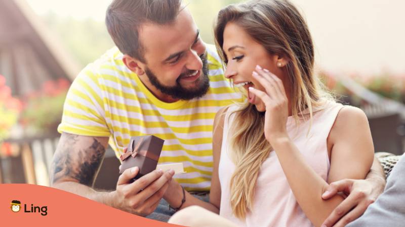 Serbische Frau wird von Mann mit Geschenk überrascht und will sich bedanken