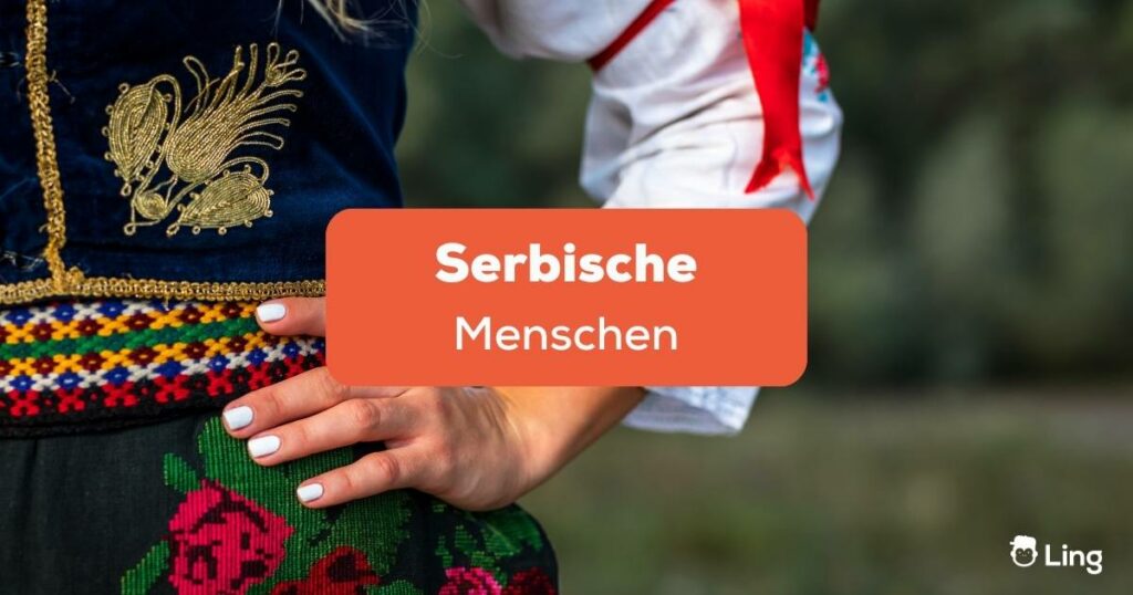 Serbische Frau in traditioneller Tracht