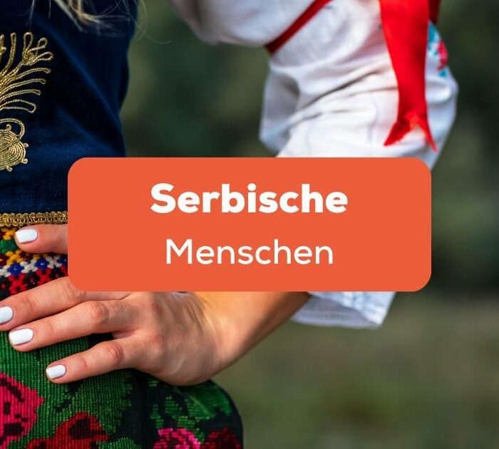 Serbische Frau in traditioneller Tracht