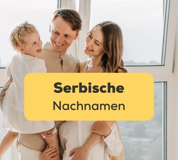 Serbische Familie die sich anlächeln und einen serbischen Nachnamen haben