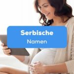 Schwangere Frau hält ihren Bauch und schaut auf einem Tablet nach den häufigsten serbische Namen